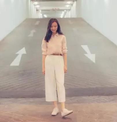 在家拍照姿势大全坐姿 v2-b7ce4054d287509a0d9795493b9e1091_b.jpg