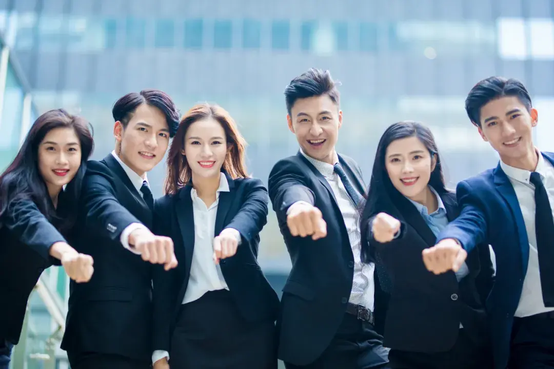 一个职业化的人,要在职场上展示自己的职业化形象.