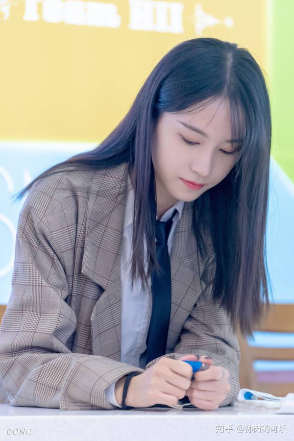 看你这个问题,我只想到了一个人,那就是蒋芸.迷恋芸姐的纤纤玉手