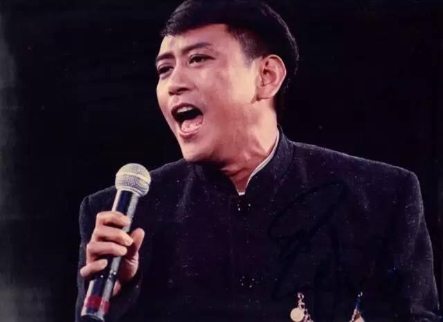 1967年(22岁),在朋友的鼓励下,他成立了"罗文四步"合唱团,模仿"披头士