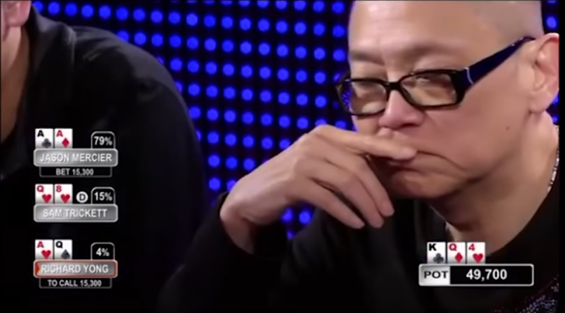 当时richard yong 在前位用aqo加注, sam trickett在dealer用q8s跟注