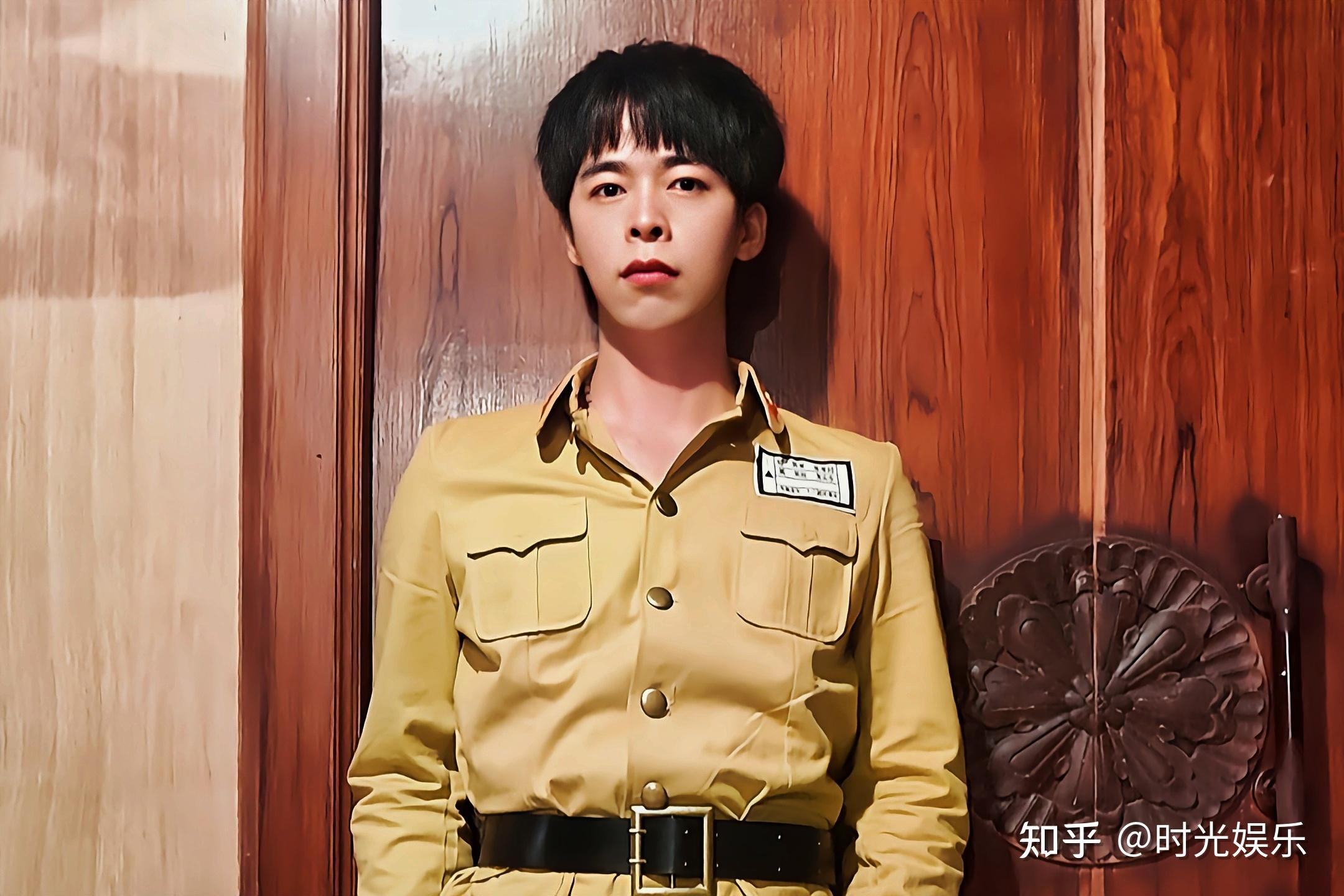 罗俊林晒军装照片曝光手拿折扇身穿黄西服套装意境和氛围感帅气十足