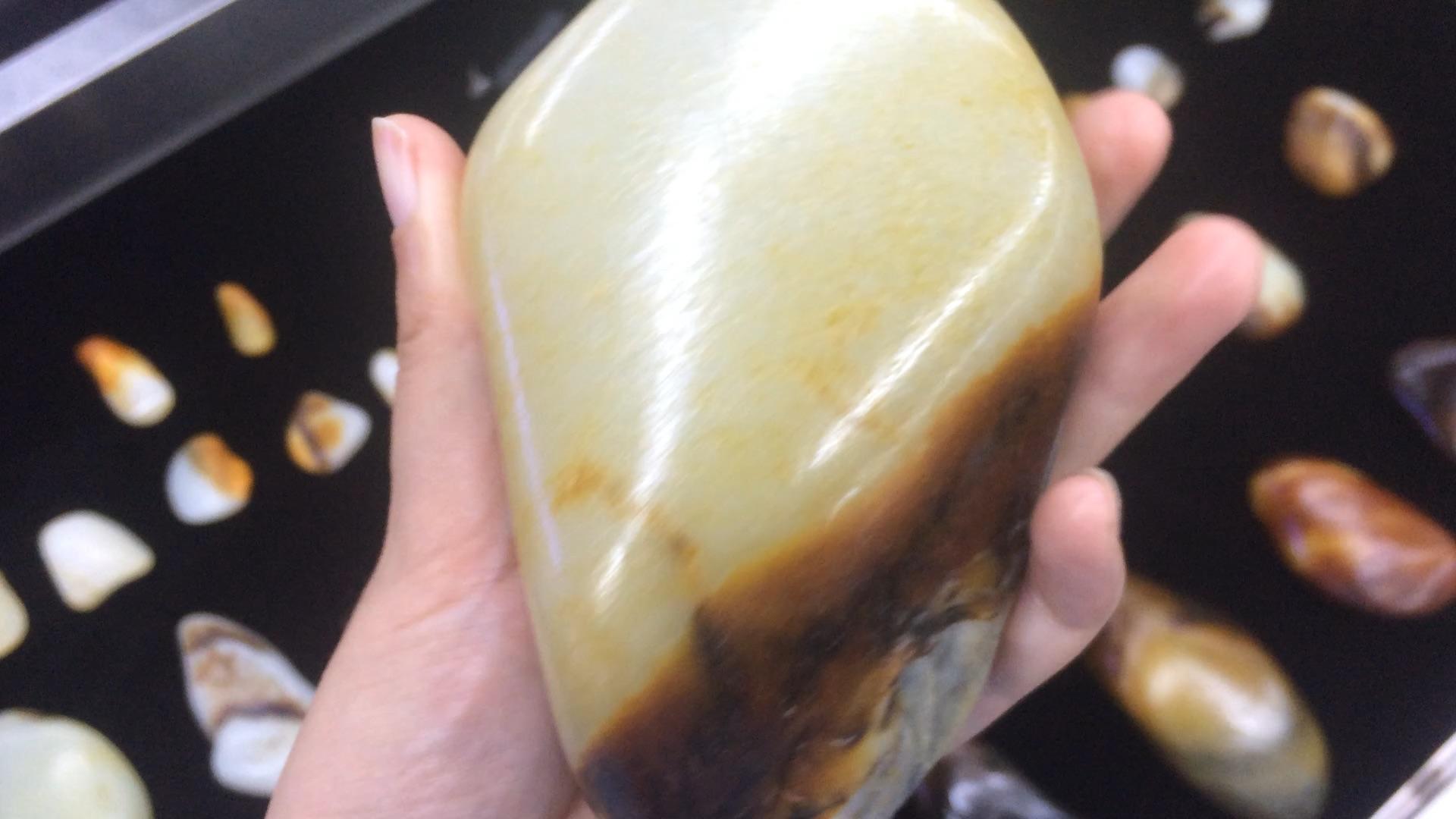 和田玉中籽料黄皮白肉的玉玉质老一份价格1000