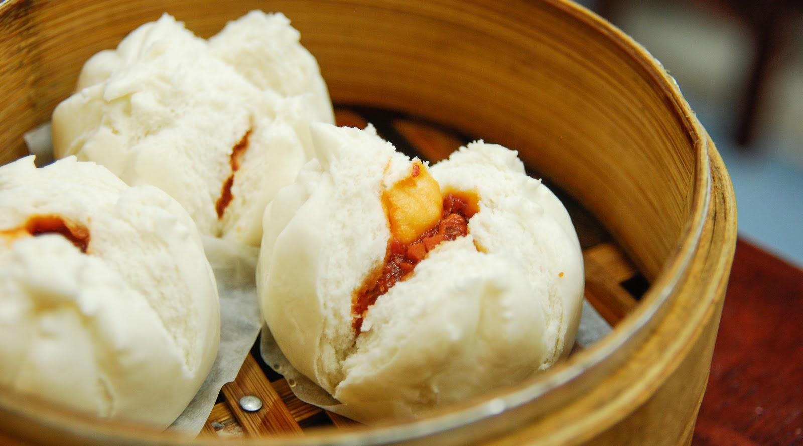 张开口,那雪白松软的包子皮,微微烫嘴;裹着蚝油芡汁的叉烧馅,香滑咸鲜