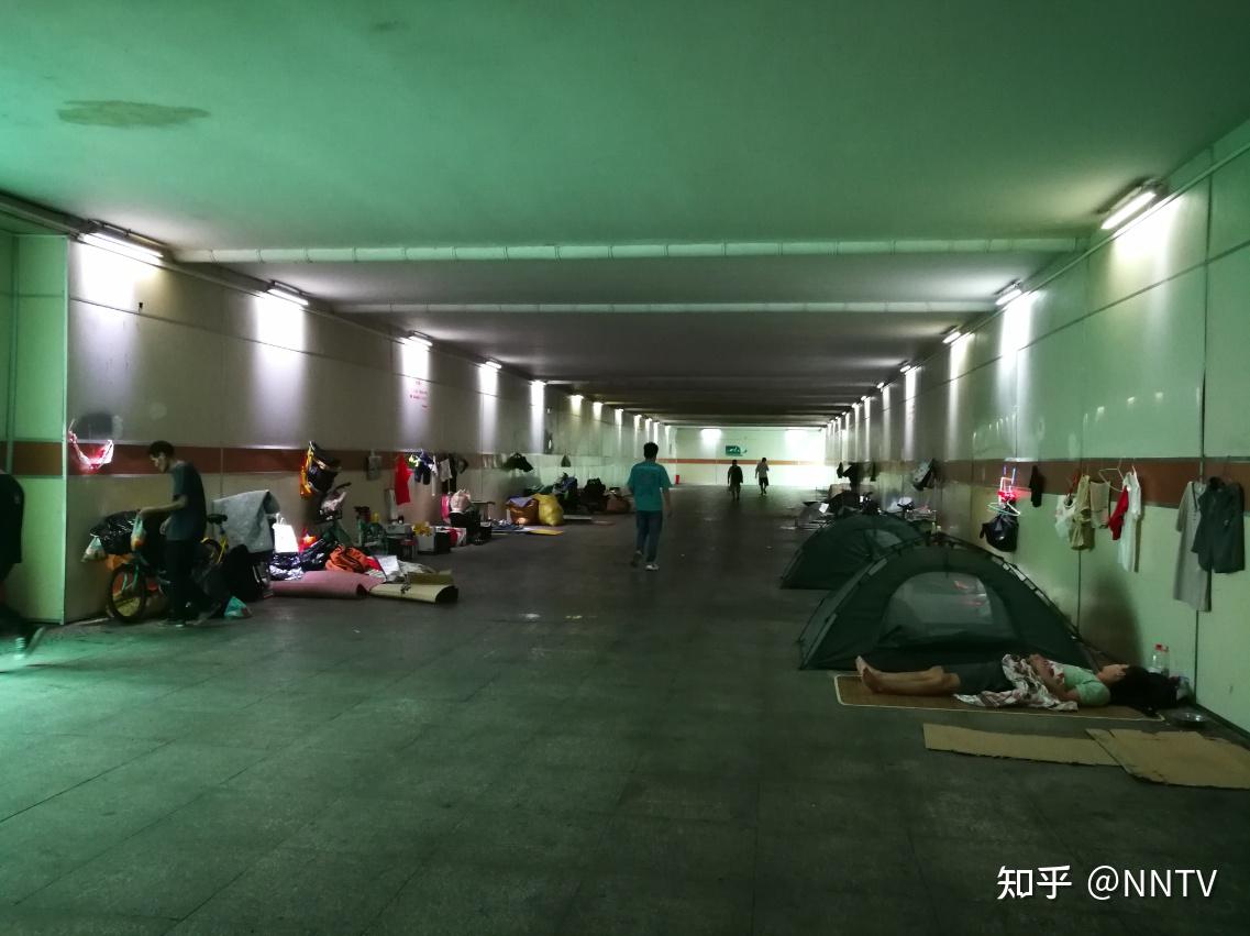 地下通道成了流浪汉的“家”，你怎么看？ - 知乎