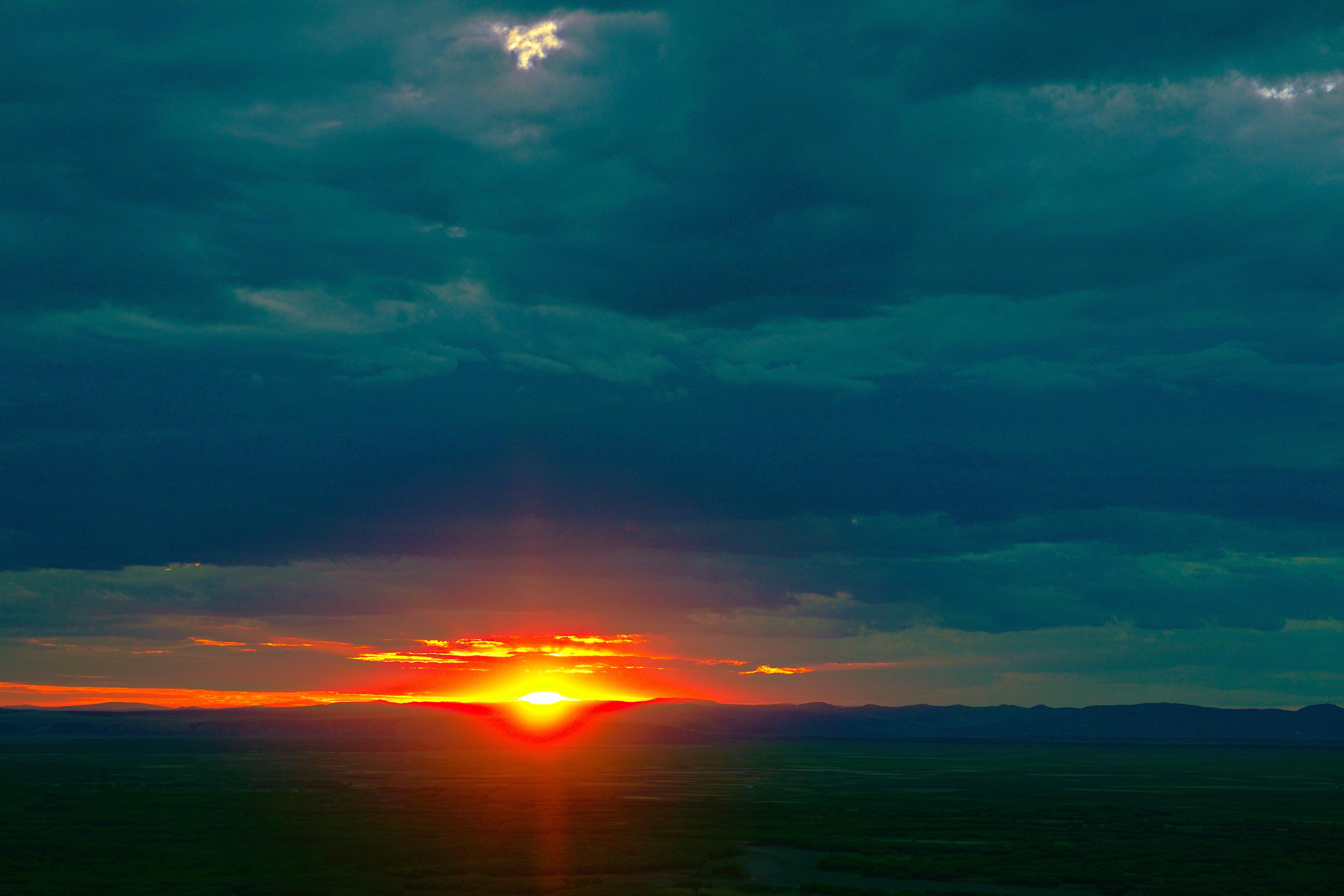 夕阳下太阳图片