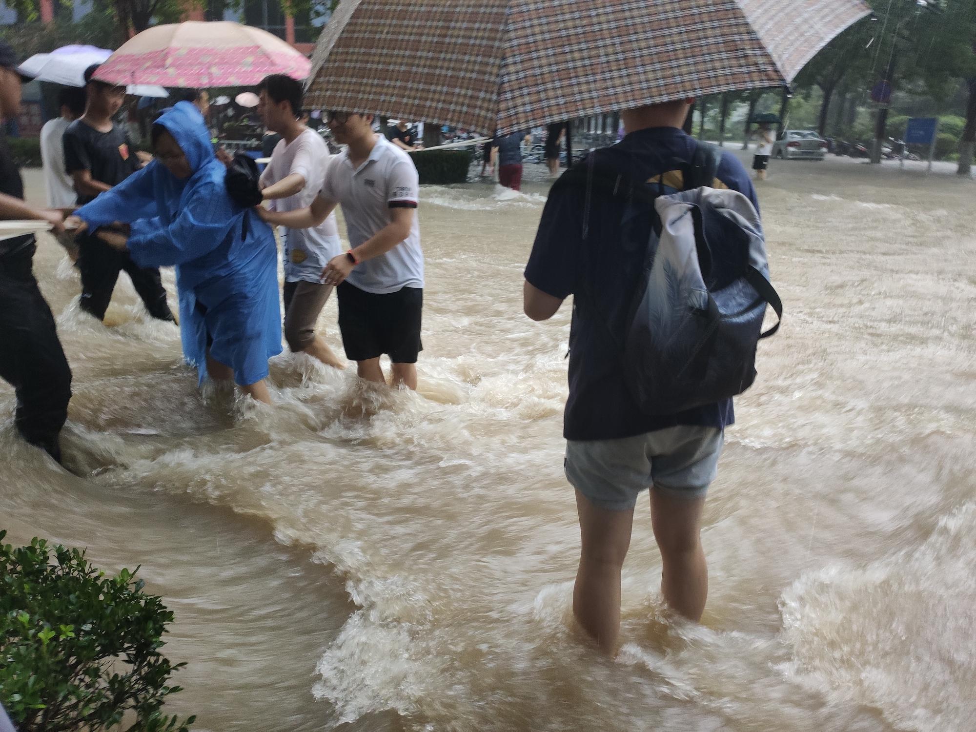 郑州大学暴雨图片