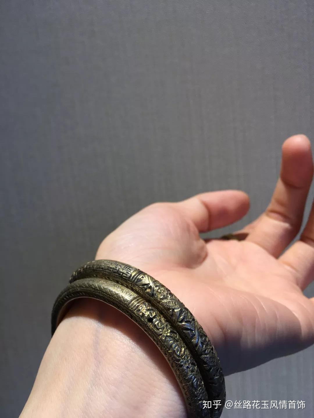 何以致契阔绕腕双跳脱