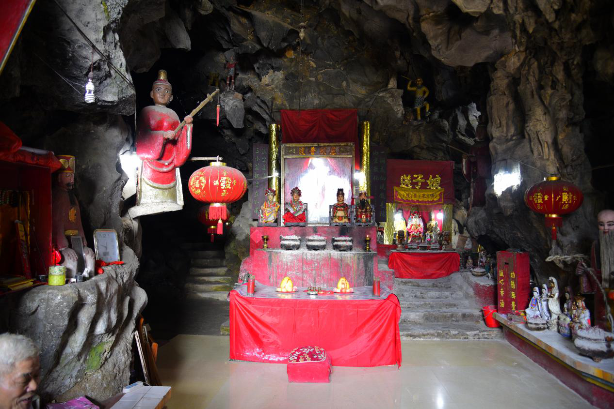 图为观音岩上冷然洞.