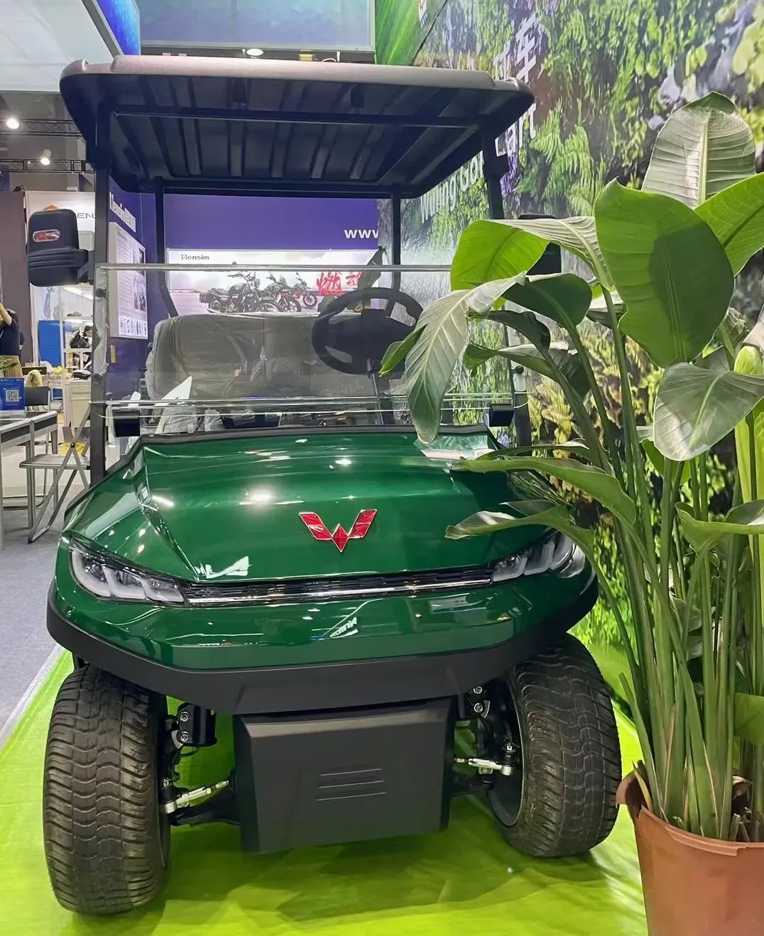 此次展会,五菱工业带来全新的t305车型,该车型采用锂电电池,续航更