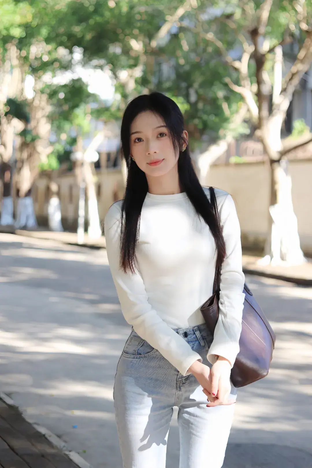牛仔裤路边拍照,9个摆拍动作,松弛好看,时尚漂亮显身材 - 知乎
