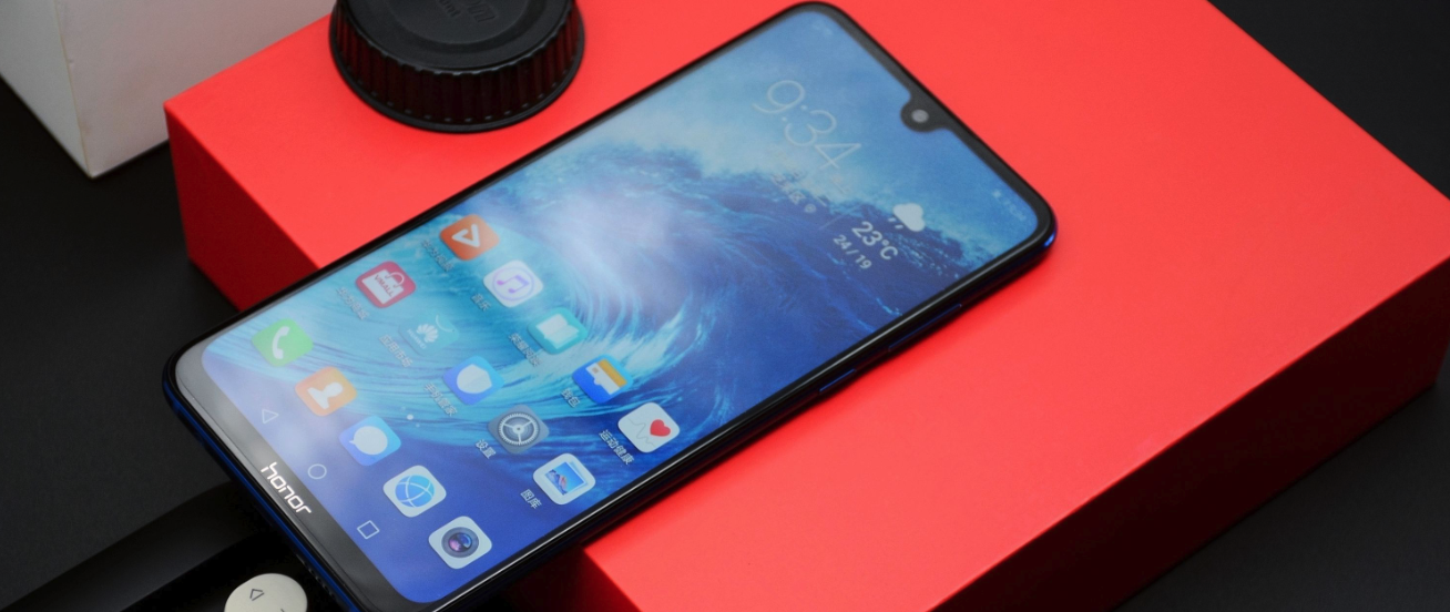 金属 玻璃机身,这便和畅享max的金属 仿皮革区分开来了.