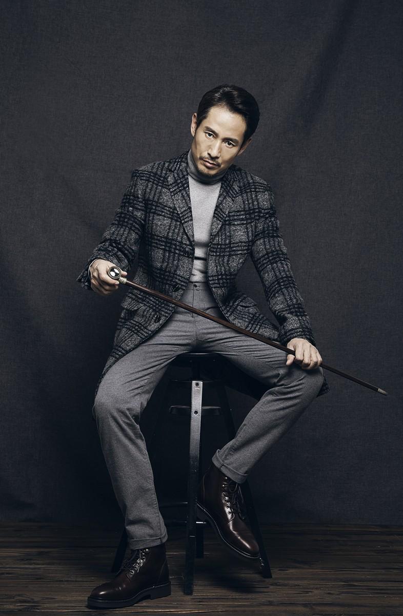 日前,内地实力派男演员成泰燊曝光了一组新年写真大片.