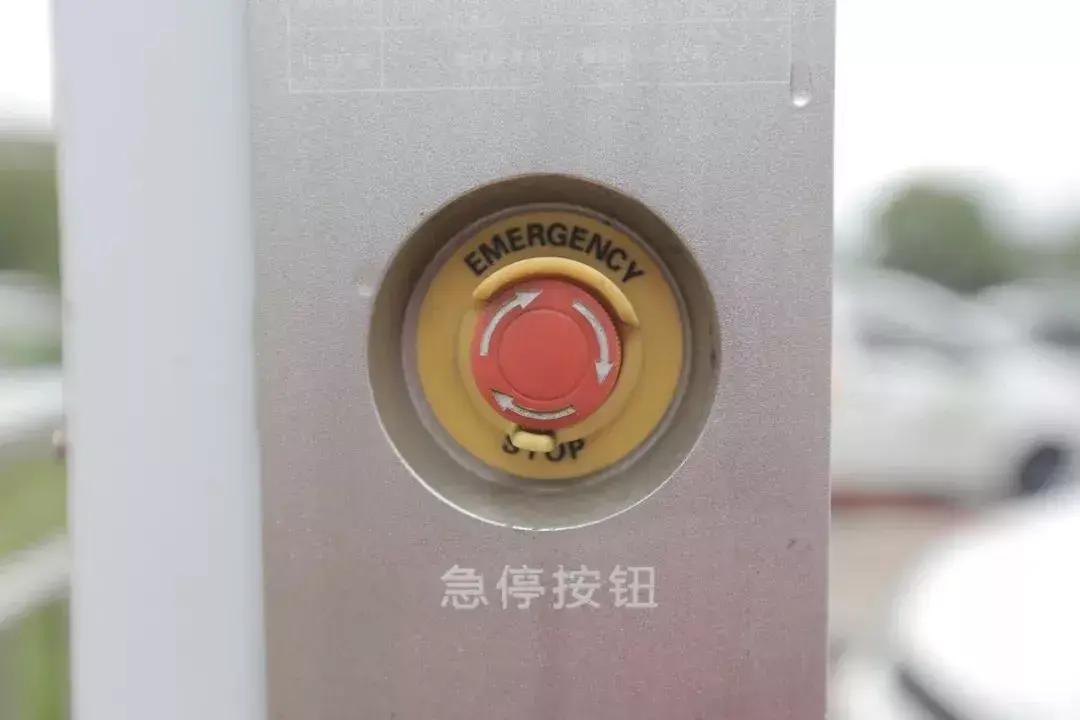 危险时刻按下急停按钮可以在100毫秒切断输出开关停止充电最后能宝儿