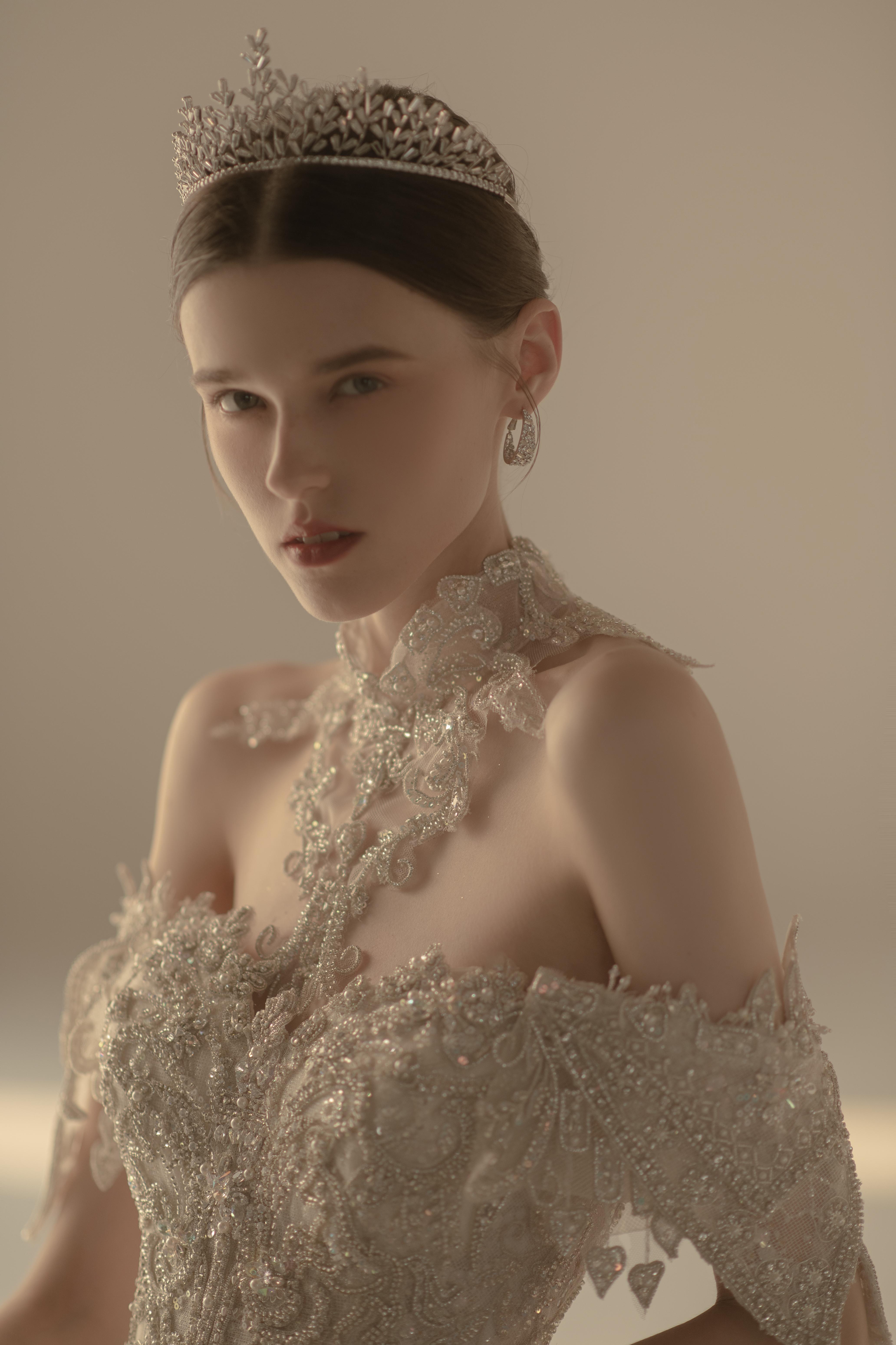 精致剪裁，高品质做工和注重细节的豪华婚纱 Julia Kontogruni高清婚纱 - 哔哩哔哩