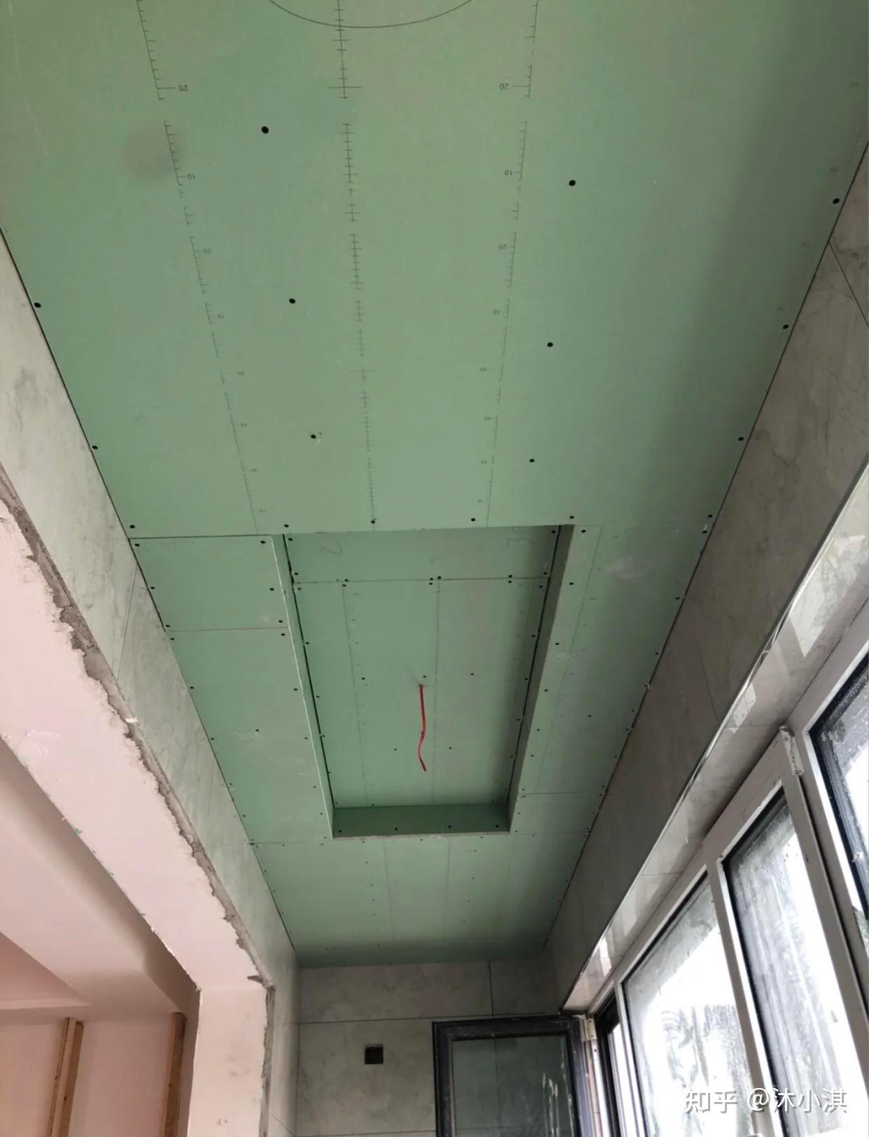 要和吊顶的师傅沟通(如果阳台吊顶的话),提前确定好电动晾衣架的尺寸