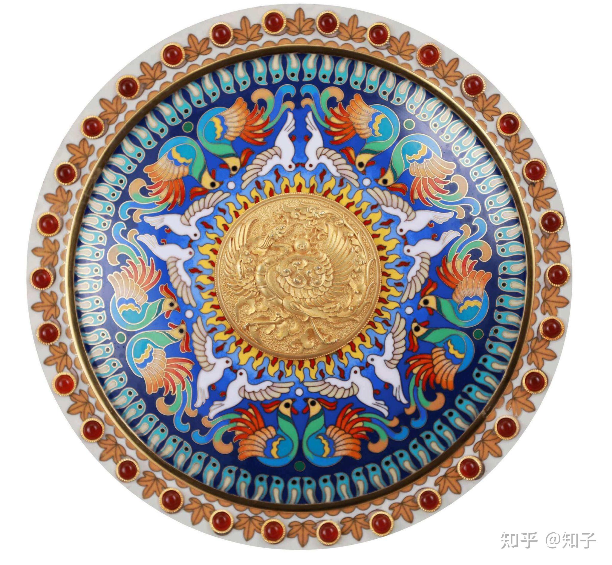 设计制作:钟连盛设计指导:常沙娜作品规格:直径47cm作品材质:紫铜,999