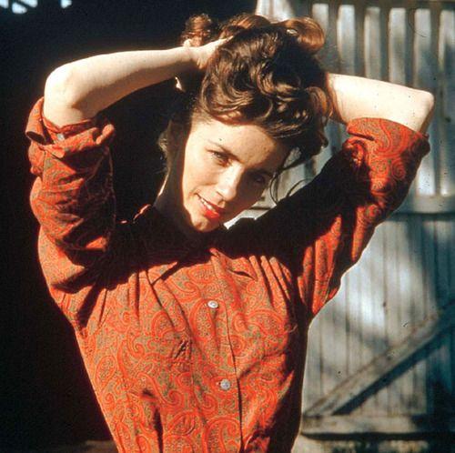 johnny cash 虽然平时一身黑衣酷酷的,但是见到老婆大人秒变贴树皮啊!