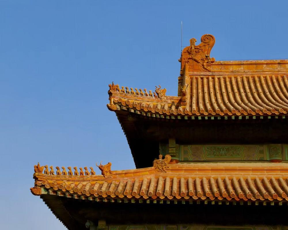 先说飞檐.古建筑的飞檐一般都是要上翘的,但上翘程度不同.