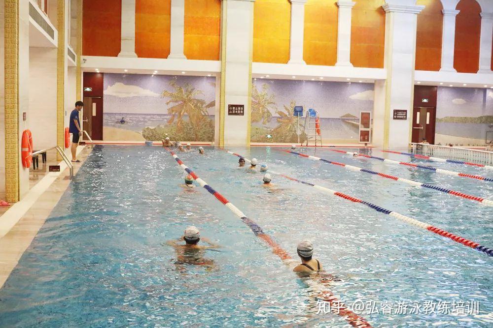 多,开放水域比泳池更好玩,凡进过开放水域游泳的人都喜欢那么氧气充足