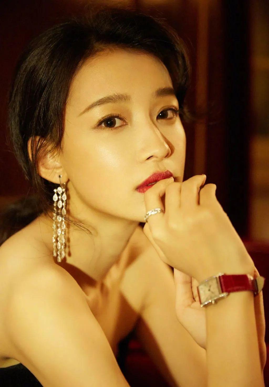 在第五届北京国际电影节开幕式上孙怡红毯服装造型十分大胆,深v甜美的