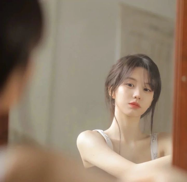 有什么又纯又欲极具高级感的小众女生头像?