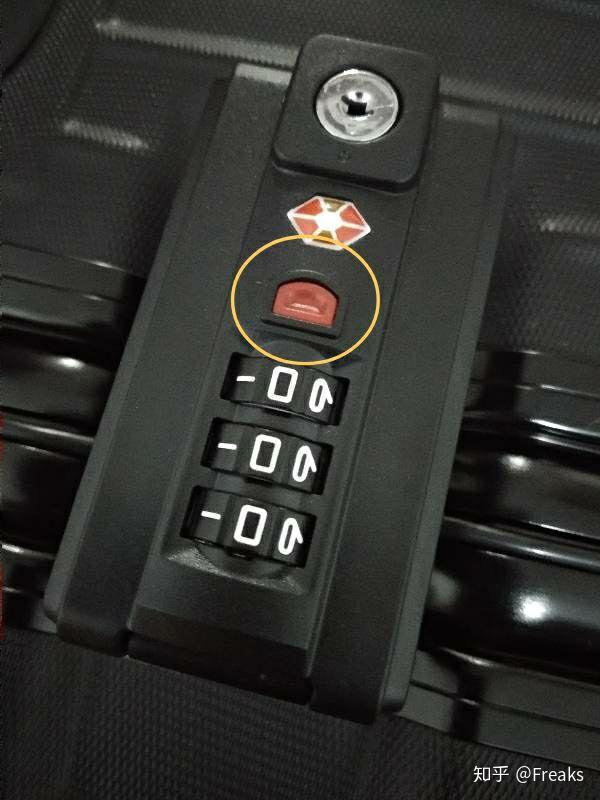 卡帝乐鳄鱼行李箱怎么改密码?