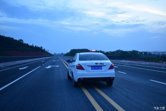 车景与晚霞完美呈现夕阳渐渐地从地平线上消失,也是明日的光环!