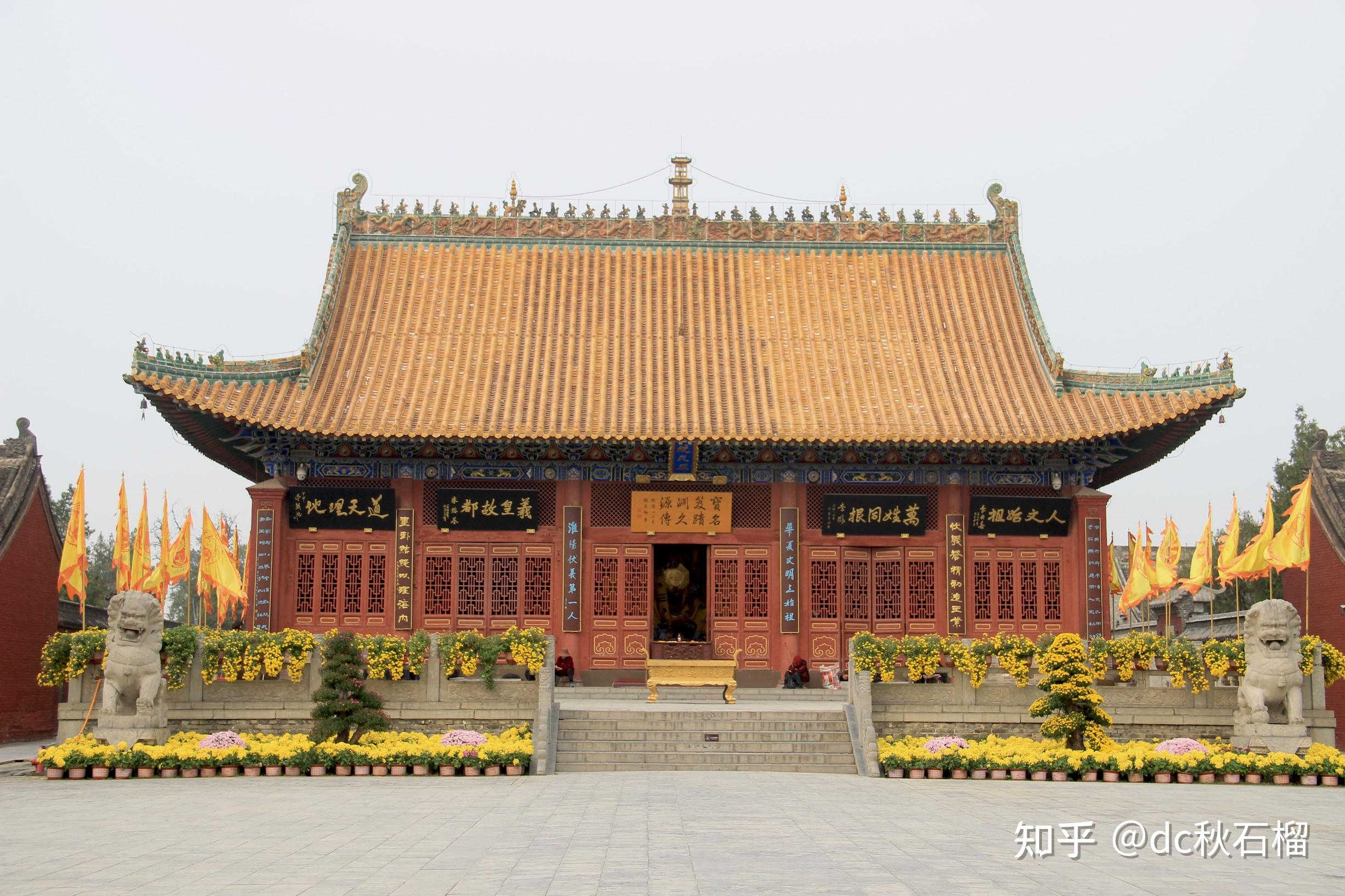 太昊陵是太昊伏羲氏的陵墓,有三千多年的历史,是一组古典建筑,有豫东