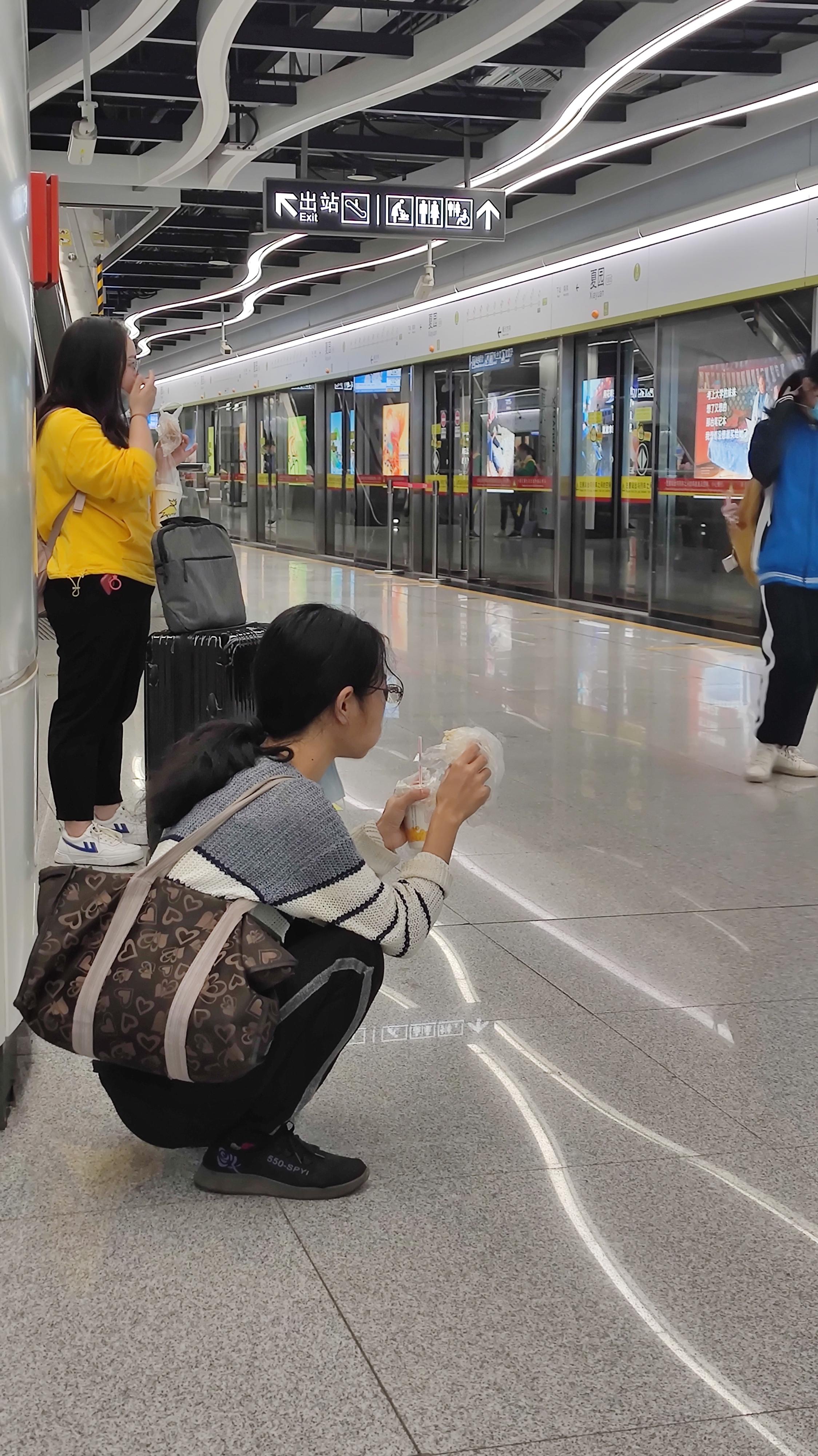 如何看待b站up主欣小萌发布的视频《家人们,我去工地搬砖了!》?