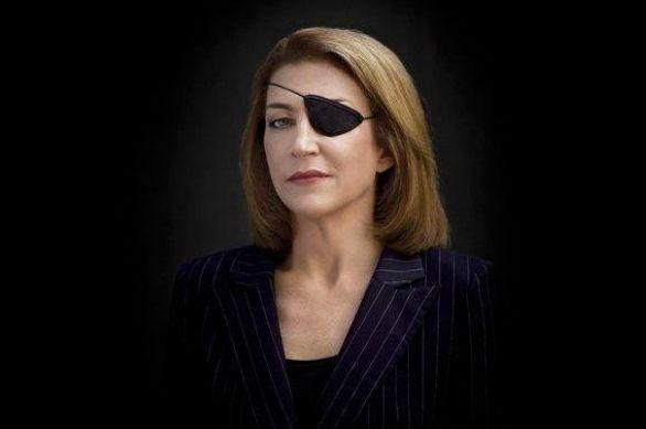 她是在英国《星期天泰晤士报》供职 27 年的战地记者,被称为「独眼