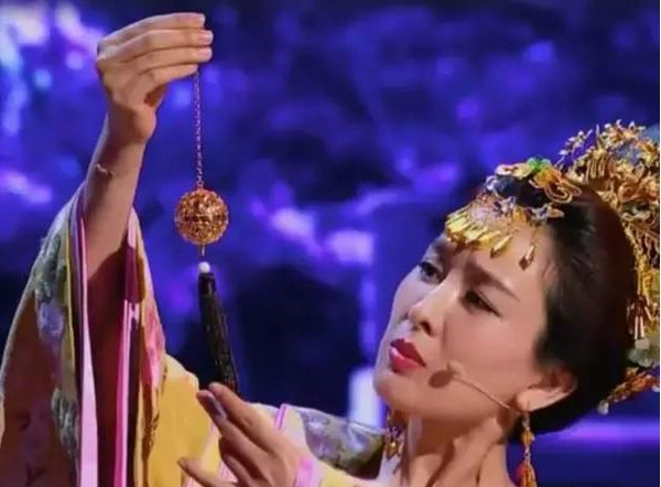 <国家宝藏中杨贵妃的葡萄花鸟纹银香囊&gt