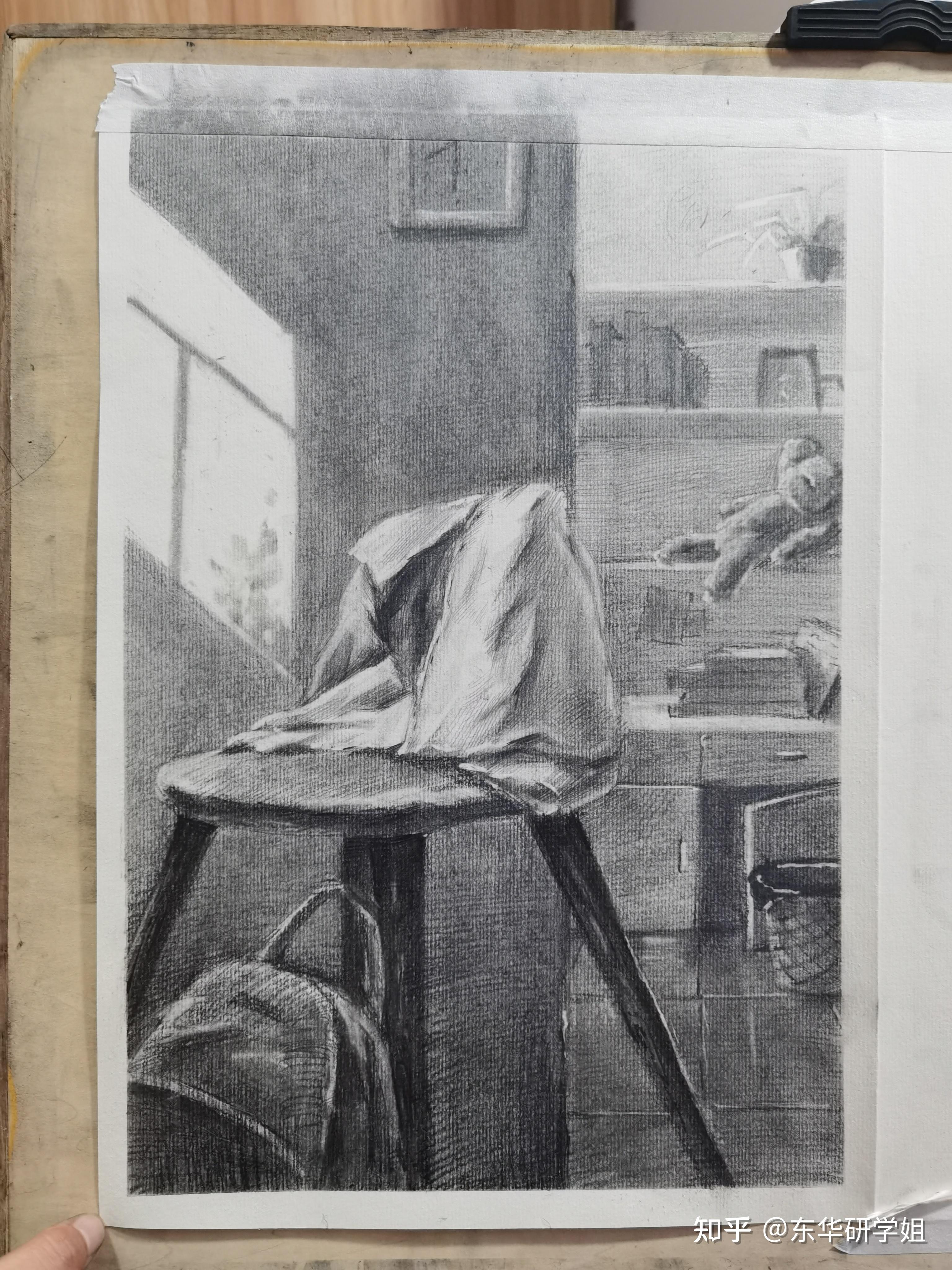 设计素描注重构图,整体画面黑白灰对比,物体细节尽量描绘,物体需要尽