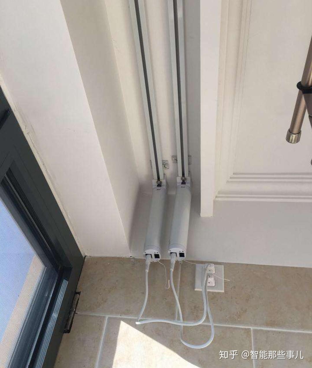 1,客厅,主卧窗户,上方预留 5 孔取电墙插,为电动窗帘电机供电,网线