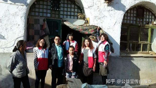 赵青秀不仅是计生小组长也是社区党务工作者,远程教育管理员,社区档案