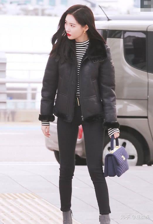 韩国第一腿精李宣美穿紧身裤现身机场这腿也忒细了吧