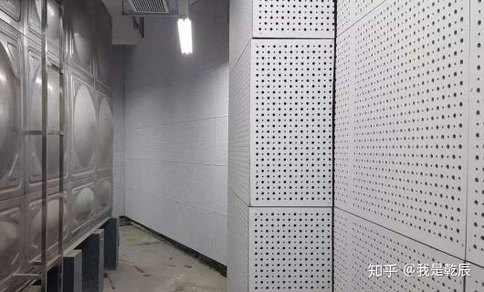 机房穿孔吸音板墙面般机房都在一楼或负一楼比较潮湿阴暗的地方,普通