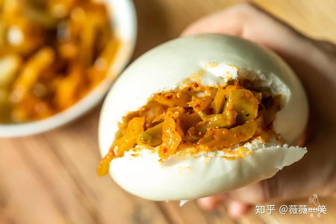 饼和馒头类的主食自带"包含万物"的神奇技能,馒头夹榨菜看似简单粗暴