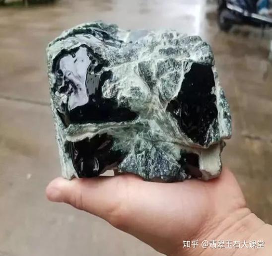 价值23万的翡翠原石，表面光滑少裂擦出极品墨翠，成品美到爆！ - 知乎