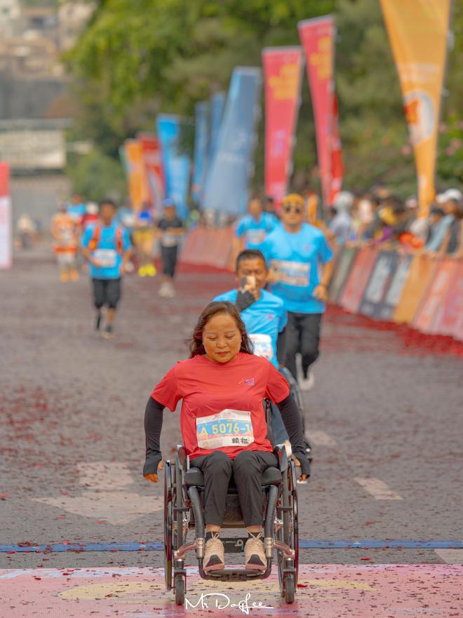 "花瓣雨"下 2024弥勒·女子半程马拉松浪漫开跑