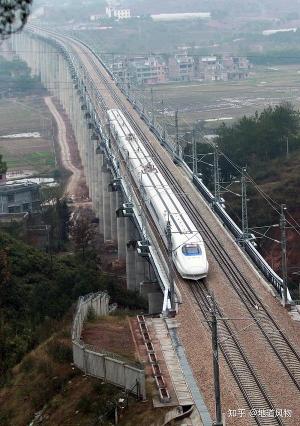 2015年12月26日,赣龙铁路复线通车运营图/视觉中国
