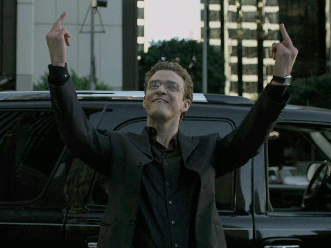 他又从电影《社交网络》截了一张给投资人中指的图片