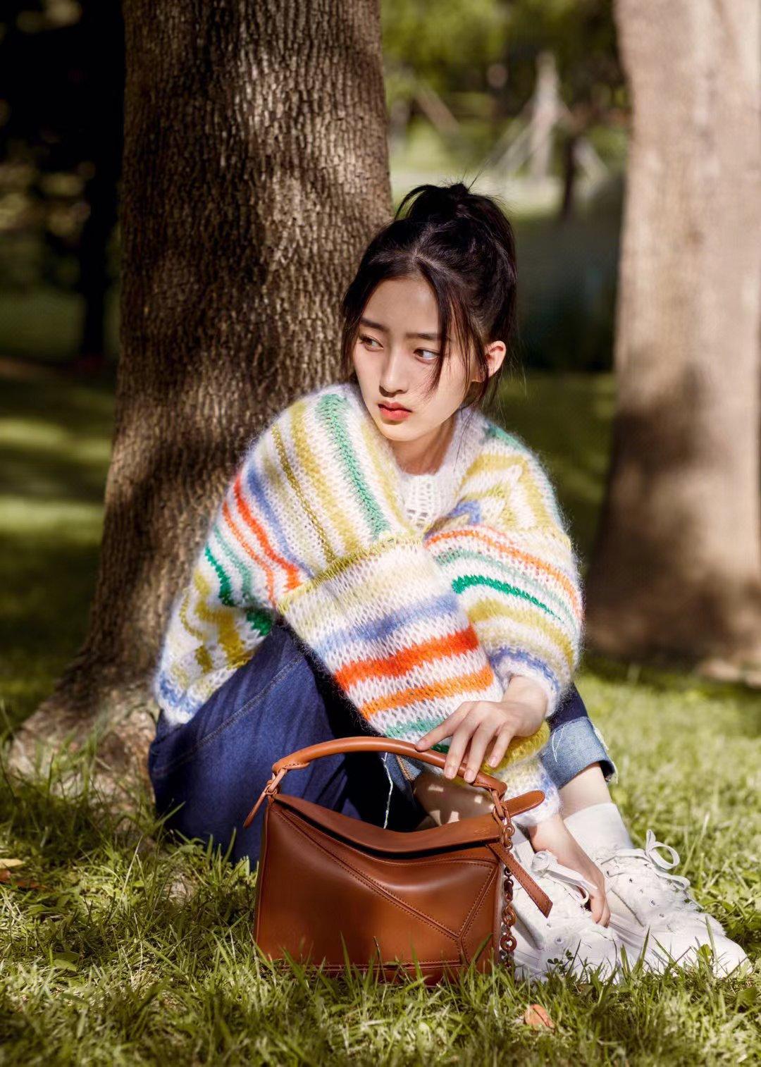 邓恩熙秋日随拍,穿印花毛衣配牛仔裤,简约舒适时尚,很有借鉴性