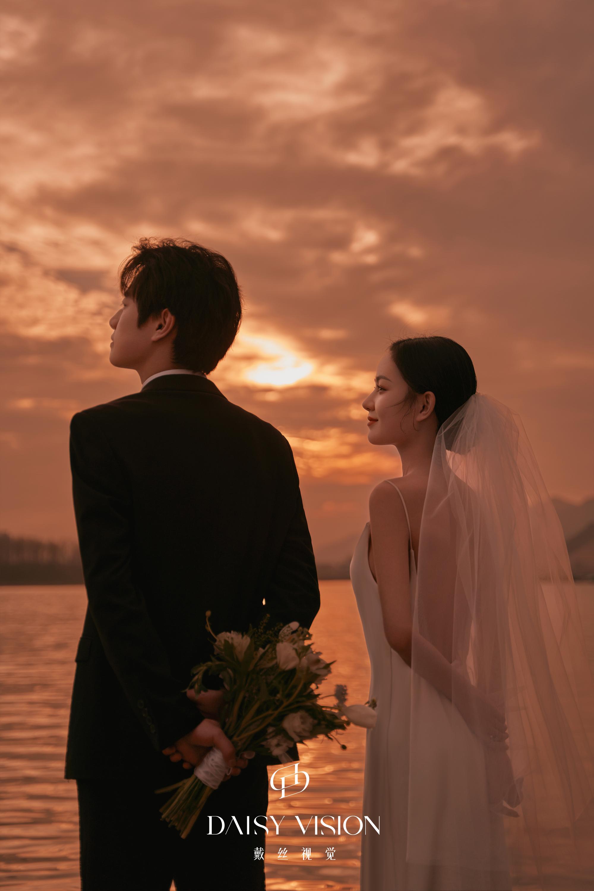 心动一万零一次的夕阳婚纱照共赏山川日落