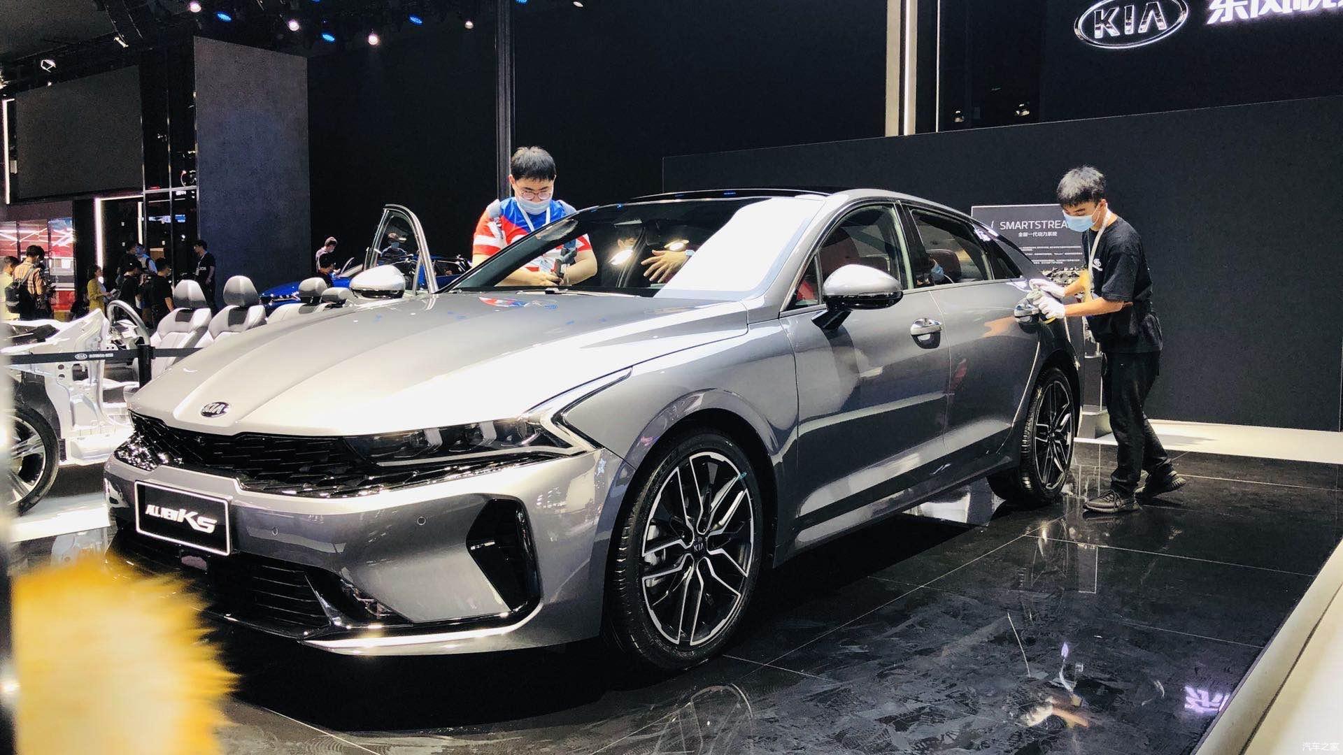 全新起亚k5凯酷亮相成都车展尺寸升级配20t8at