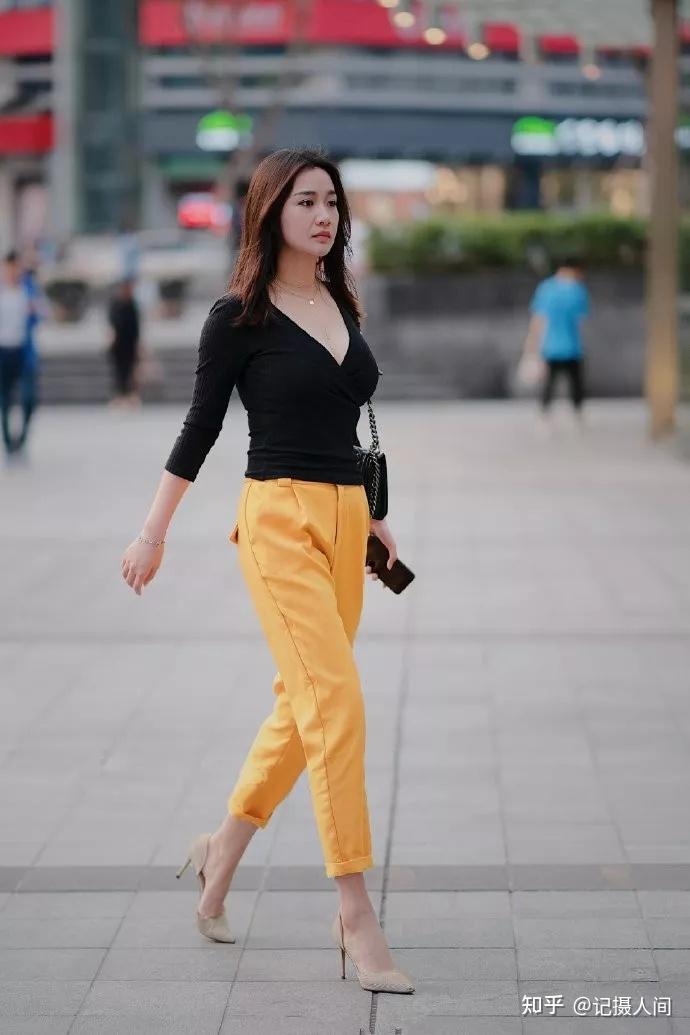 街拍女性穿上高跟鞋瞬间变得时尚又美丽