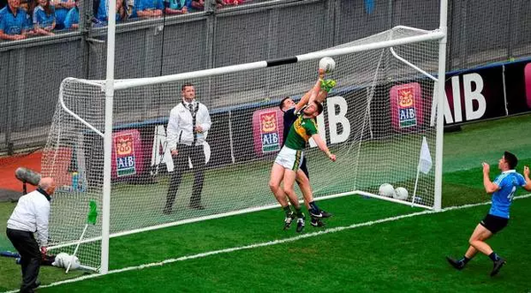 爱尔兰盖尔式足球,频频上演上帝之手(图片来源于网络)