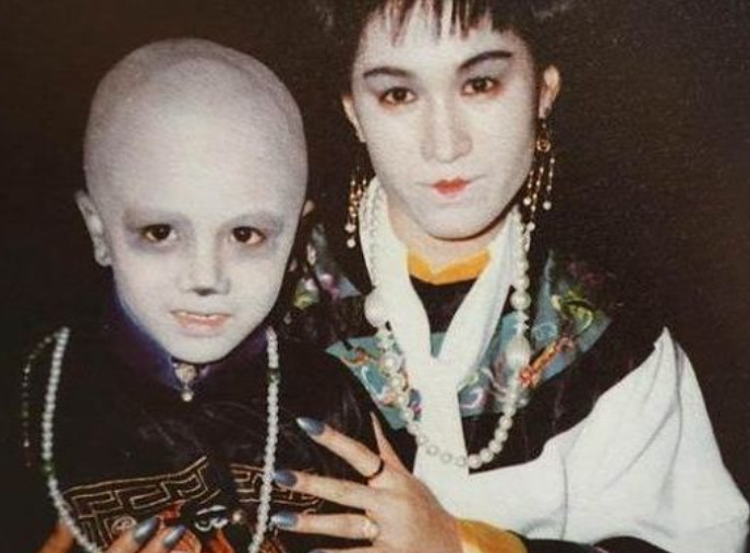 林正英御用的小僵尸消失多年并非中邪如今高大帅气太迷人