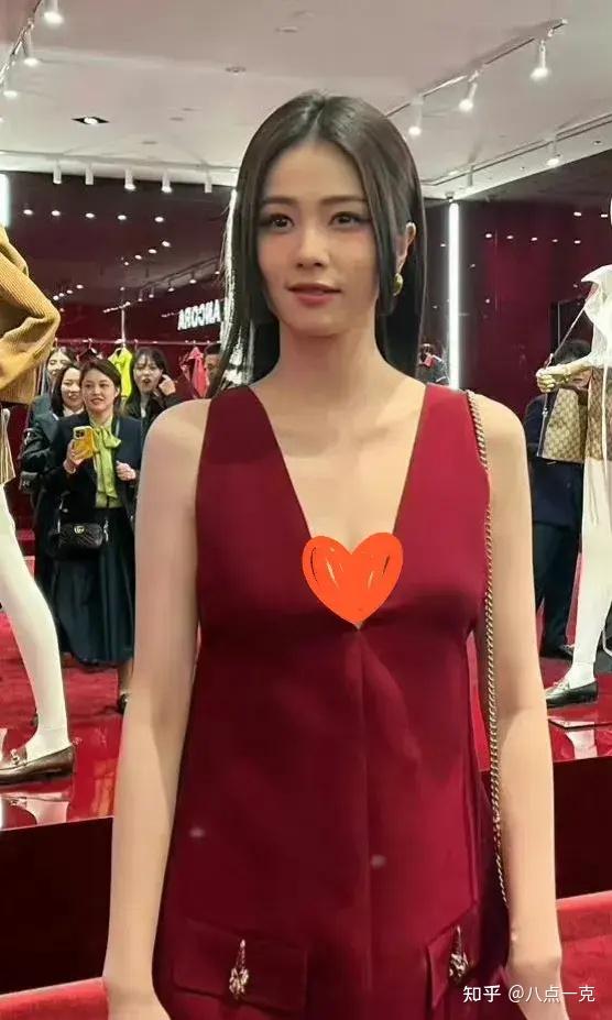 但当怼脸照切换到全身照片的时候就有些差强人意了,剪裁利落的红色