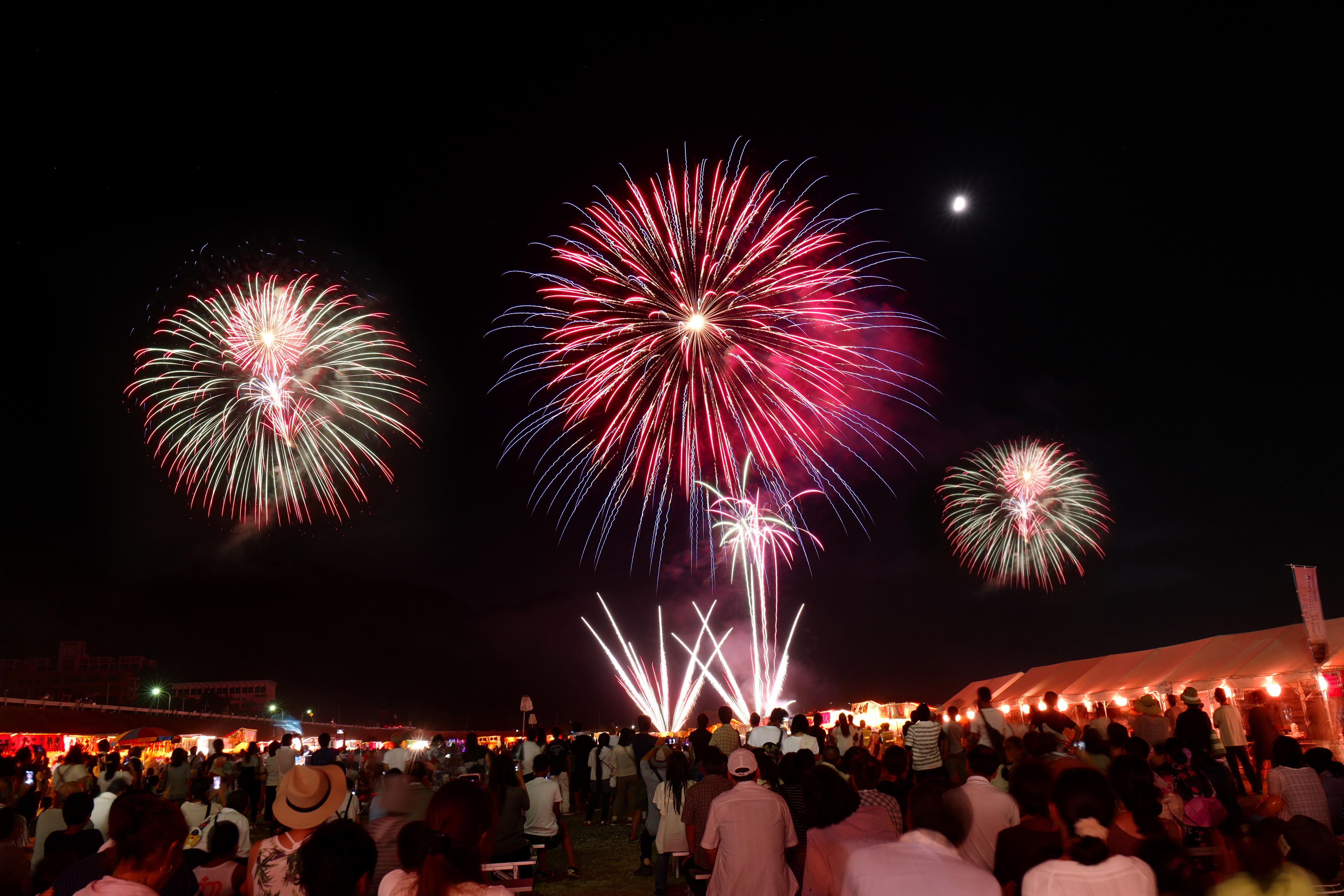 每年夏天,日本都有将近千场的花火大会祭奠,但光带着一腔的浪漫情怀